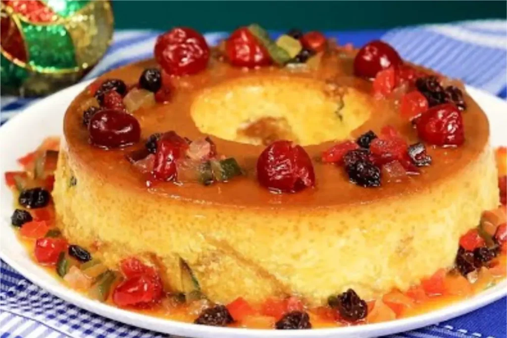 Pudim de pão com panetone e calda de laranja.